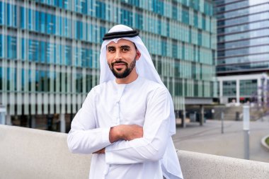 Arap Ortadoğu 'lu, Emirati Kandora giysili, şehirde geleneksel giysiler giyen Arap Müslüman iş adamı, şehir iş merkezinde geziniyor..