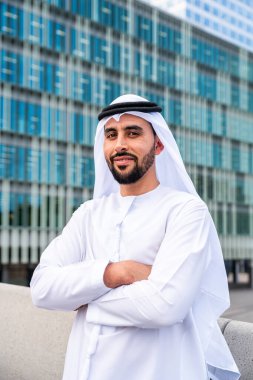 Arap Ortadoğu 'lu, Emirati Kandora giysili, şehirde geleneksel giysiler giyen Arap Müslüman iş adamı, şehir iş merkezinde geziniyor..