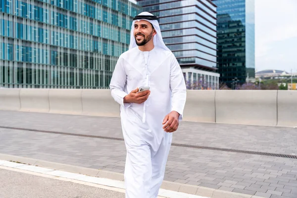 Arabský Středovýchodní Muž Emirati Kandora Tradiční Oblečení Městě Arabský Muslimský — Stock fotografie