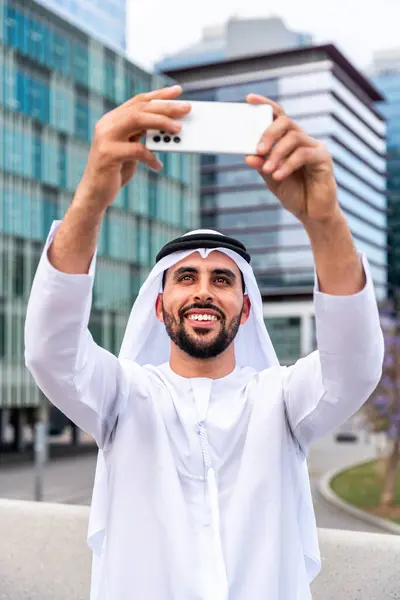 Arab Közel Keleti Férfi Visel Emirati Kandora Hagyományos Ruhát Városban — Stock Fotó