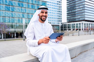 Arap Ortadoğu 'lu, Emirati Kandora giysili, şehirde geleneksel giysiler giyen Arap Müslüman iş adamı, şehir iş merkezinde geziniyor..