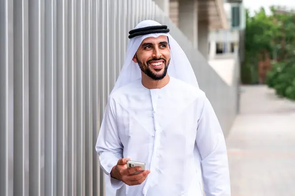 Arabische Midden Oosterse Man Draagt Emirati Kandora Traditionele Kleding Stad — Stockfoto