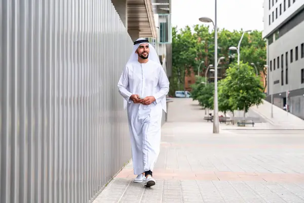 Homem Árabe Oriente Médio Vestindo Emirati Kandora Roupas Tradicionais Cidade — Fotografia de Stock