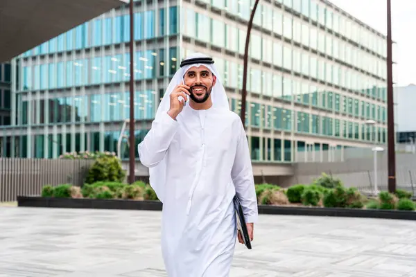 都市の伝統的な衣類を身に着けているアラブ中東の男性 都市ビジネスセンターを散策するアラビアのイスラム教のビジネスマン — ストック写真