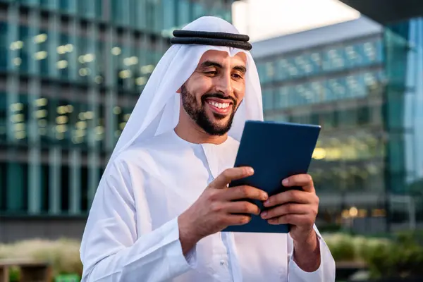 都市の伝統的な衣類を身に着けているアラブ中東の男性 都市ビジネスセンターを散策するアラビアのイスラム教のビジネスマン — ストック写真