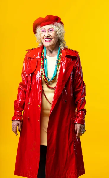 Όμορφη Ηλικιωμένη Γυναίκα Φορώντας Φανταχτερά Ρούχα Κόμμα Ενεργεί Ένα Έγχρωμο — Φωτογραφία Αρχείου