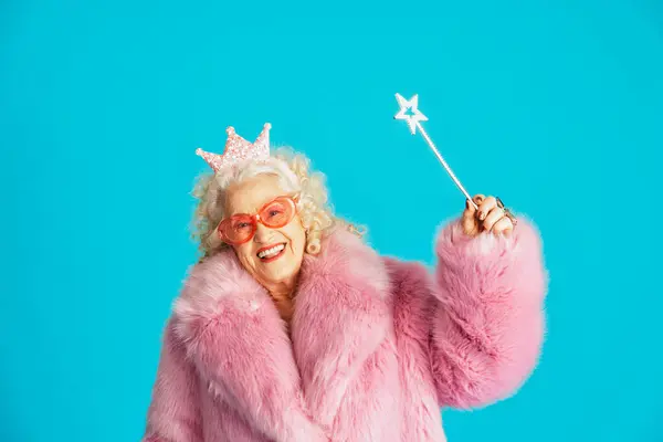 在演播室里穿着华而不实的宴会服装的漂亮老年妇女 关于老年和年资的概念性形象 老年人内心感到年轻 — 图库照片
