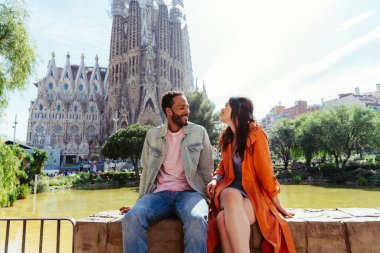 Sagrada Familia, Barcelona 'da buluşan çok ırklı mutlu çift Avrupa' da seyahat eden ve İspanya 'da bir şehri ziyaret eden çok ırklı turistler, turizm ve insan yaşam tarzı kavramları