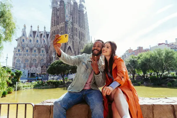 Vielrassig Schönes Glückliches Liebespaar Aus Der Sagrada Familia Barcelona Multiethnische — Stockfoto