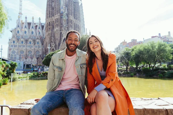 Pasangan Kekasih Bahagia Multirasial Yang Berpacaran Sagrada Familia Barcelona Turis — Stok Foto