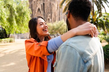 Sagrada Familia, Barcelona 'da buluşan çok ırklı mutlu çift Avrupa' da seyahat eden ve İspanya 'da bir şehri ziyaret eden çok ırklı turistler, turizm ve insan yaşam tarzı kavramları