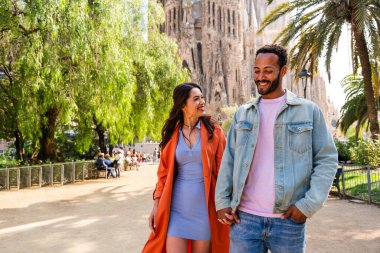 Sagrada Familia, Barcelona 'da buluşan çok ırklı mutlu çift Avrupa' da seyahat eden ve İspanya 'da bir şehri ziyaret eden çok ırklı turistler, turizm ve insan yaşam tarzı kavramları