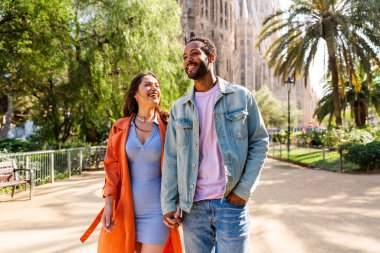 Sagrada Familia, Barcelona 'da buluşan çok ırklı mutlu çift Avrupa' da seyahat eden ve İspanya 'da bir şehri ziyaret eden çok ırklı turistler, turizm ve insan yaşam tarzı kavramları