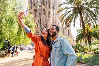 Sagrada Familia, Barcelona 'da buluşan çok ırklı mutlu çift Avrupa' da seyahat eden ve İspanya 'da bir şehri ziyaret eden çok ırklı turistler, turizm ve insan yaşam tarzı kavramları