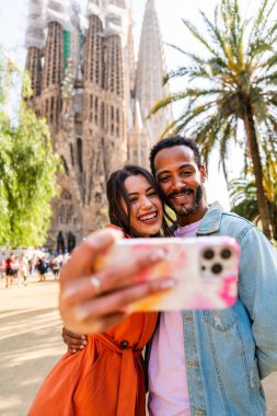 Sagrada Familia, Barcelona 'da buluşan çok ırklı mutlu çift Avrupa' da seyahat eden ve İspanya 'da bir şehri ziyaret eden çok ırklı turistler, turizm ve insan yaşam tarzı kavramları