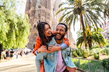 Sagrada Familia, Barcelona 'da buluşan çok ırklı mutlu çift Avrupa' da seyahat eden ve İspanya 'da bir şehri ziyaret eden çok ırklı turistler, turizm ve insan yaşam tarzı kavramları