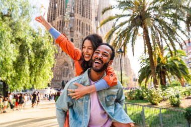 Sagrada Familia, Barcelona 'da buluşan çok ırklı mutlu çift Avrupa' da seyahat eden ve İspanya 'da bir şehri ziyaret eden çok ırklı turistler, turizm ve insan yaşam tarzı kavramları