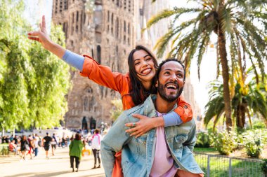 Sagrada Familia, Barcelona 'da buluşan çok ırklı mutlu çift Avrupa' da seyahat eden ve İspanya 'da bir şehri ziyaret eden çok ırklı turistler, turizm ve insan yaşam tarzı kavramları