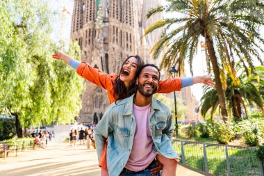 Sagrada Familia, Barcelona 'da buluşan çok ırklı mutlu çift Avrupa' da seyahat eden ve İspanya 'da bir şehri ziyaret eden çok ırklı turistler, turizm ve insan yaşam tarzı kavramları