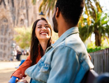 Sagrada Familia, Barcelona 'da buluşan çok ırklı mutlu çift Avrupa' da seyahat eden ve İspanya 'da bir şehri ziyaret eden çok ırklı turistler, turizm ve insan yaşam tarzı kavramları