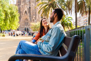 Sagrada Familia, Barcelona 'da buluşan çok ırklı mutlu çift Avrupa' da seyahat eden ve İspanya 'da bir şehri ziyaret eden çok ırklı turistler, turizm ve insan yaşam tarzı kavramları