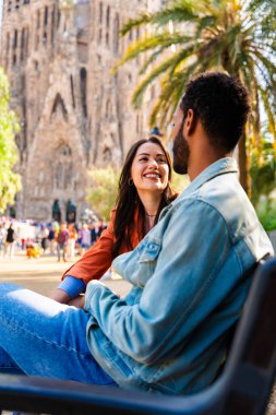 Sagrada Familia, Barcelona 'da buluşan çok ırklı mutlu çift Avrupa' da seyahat eden ve İspanya 'da bir şehri ziyaret eden çok ırklı turistler, turizm ve insan yaşam tarzı kavramları