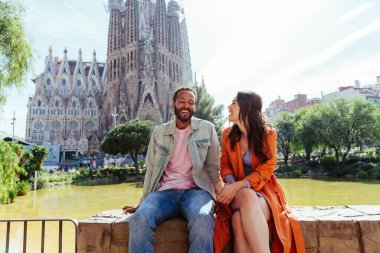 Sagrada Familia, Barcelona 'da buluşan çok ırklı mutlu çift Avrupa' da seyahat eden ve İspanya 'da bir şehri ziyaret eden çok ırklı turistler, turizm ve insan yaşam tarzı kavramları