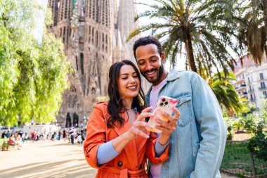 Sagrada Familia, Barcelona 'da buluşan çok ırklı mutlu çift Avrupa' da seyahat eden ve İspanya 'da bir şehri ziyaret eden çok ırklı turistler, turizm ve insan yaşam tarzı kavramları