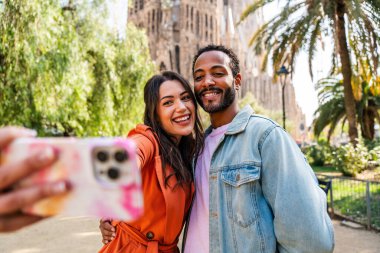 Sagrada Familia, Barcelona 'da buluşan çok ırklı mutlu çift Avrupa' da seyahat eden ve İspanya 'da bir şehri ziyaret eden çok ırklı turistler, turizm ve insan yaşam tarzı kavramları