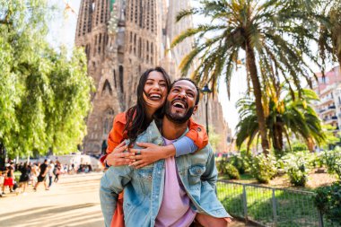 Sagrada Familia, Barcelona 'da buluşan çok ırklı mutlu çift Avrupa' da seyahat eden ve İspanya 'da bir şehri ziyaret eden çok ırklı turistler, turizm ve insan yaşam tarzı kavramları
