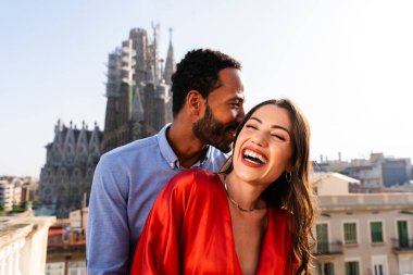 Sagrada Familia, Barcelona 'nın çatı katında buluşan çok ırklı, mutlu aşıklar şehir manzaralı bir terasta romantik bir buluşma, turizm ve insan yaşam tarzı hakkında kavramlar