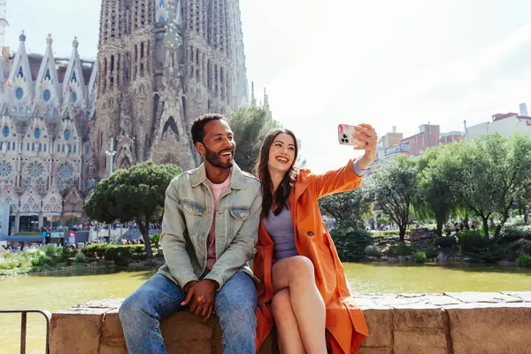 Sagrada Familia, Barcelona 'da buluşan çok ırklı mutlu çift Avrupa' da seyahat eden ve İspanya 'da bir şehri ziyaret eden çok ırklı turistler, turizm ve insan yaşam tarzı kavramları