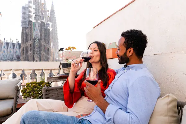 Multiracial Krásný Šťastný Pár Milenců Datování Střešním Balkóně Sagrada Familia — Stock fotografie