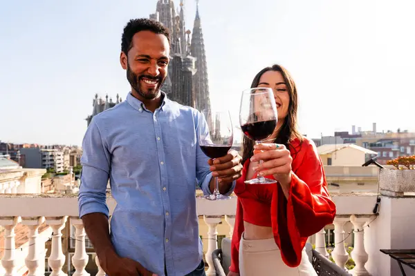 巴塞罗那Sagrada Familia的屋顶阳台上 一对多种族 快乐的恋人在约会 多种族的人们在城市的阳台上享受着浪漫的氛围 对旅游和人们的生活方式有了概念 — 图库照片