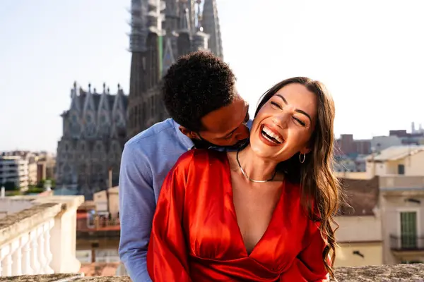 Wielorasowy Piękny Szczęśliwy Para Miłośników Randki Balkonie Dachu Sagrada Familia — Zdjęcie stockowe