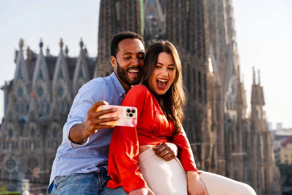 Cuplu Fericit Multi Rasial Care Datează Balconul Acoperiș Sagrada Familia — Fotografie, imagine de stoc