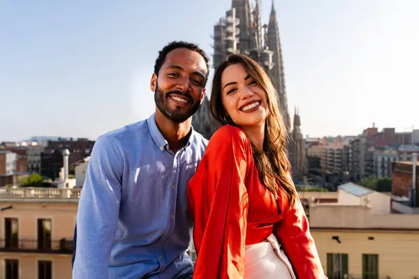 Multiracial Beau Couple Heureux Amoureux Datant Sur Balcon Sur Toit — Photo