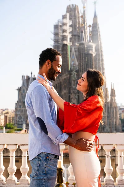 Multiraciale Mooie Gelukkige Paar Liefhebbers Dateren Het Dak Balkon Bij — Stockfoto