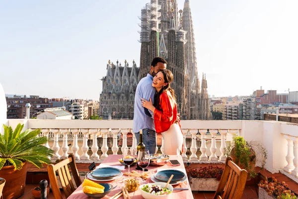 Multiracial Vackra Glada Par Älskare Dejtar Takbalkong Sagrada Familia Barcelona — Stockfoto