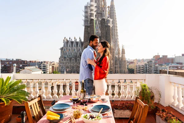 Мультирасовая Красивая Счастливая Пара Влюбленных Встречающаяся Балконе Крыше Саграда Фаза — стоковое фото