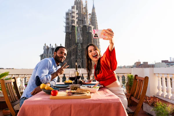 バルセロナのサグラダファミリアで屋上バルコニーで出会い系愛好家の多種多様な美しい幸せなカップル 都市ビューのテラスでロマンチックな食前酒ディナー 観光と人々のライフスタイルに関するコンセプト — ストック写真