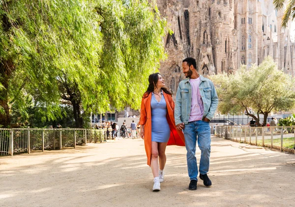 Wielorasowa Piękna Szczęśliwa Para Zakochanych Sagrada Familia Barcelona Wielonarodowi Turyści — Zdjęcie stockowe