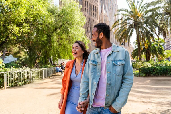 Multiraciale Mooie Gelukkige Paar Minnaars Daterend Van Sagrada Familia Barcelona — Stockfoto