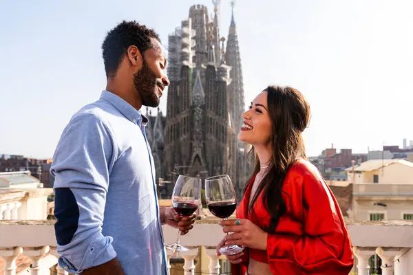 Multiracial Krásný Šťastný Pár Milenců Datování Střešním Balkóně Sagrada Familia — Stock fotografie