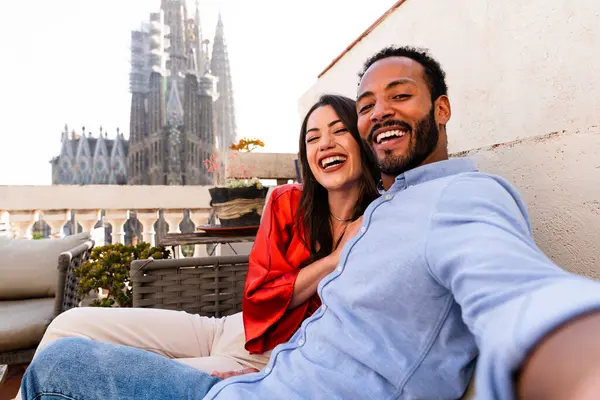 Pasangan Kekasih Bahagia Multirasial Yang Berpacaran Balkon Atap Sagrada Familia — Stok Foto