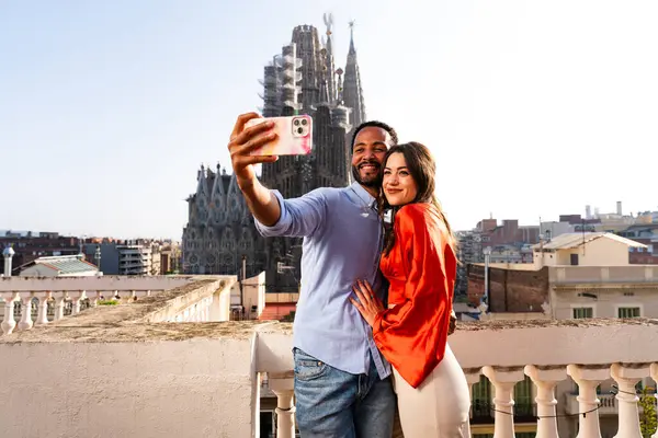 Wielorasowy Piękny Szczęśliwy Para Miłośników Randki Balkonie Dachu Sagrada Familia — Zdjęcie stockowe