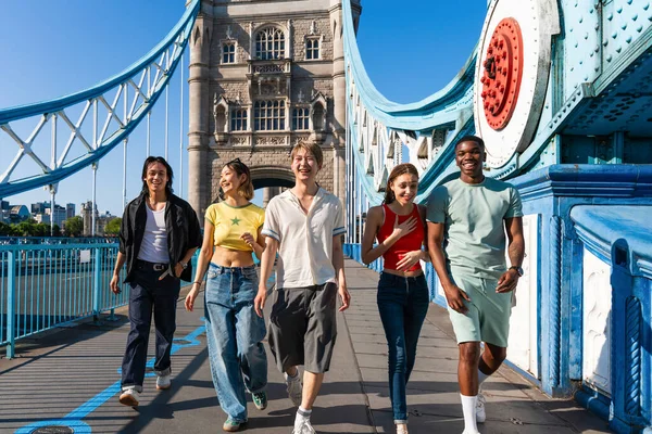 Multiracionális Csoport Boldog Fiatal Barátok Kötődés Londonban Többnemzetiségű Diákok Találkoznak — Stock Fotó