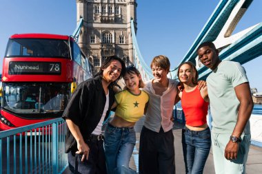 Londra 'da, Tower Bridge bölgesinde buluşup eğlenen çok ırklı genç arkadaş grubu gençlik yaşam tarzı, seyahat ve turizm konseptleri
