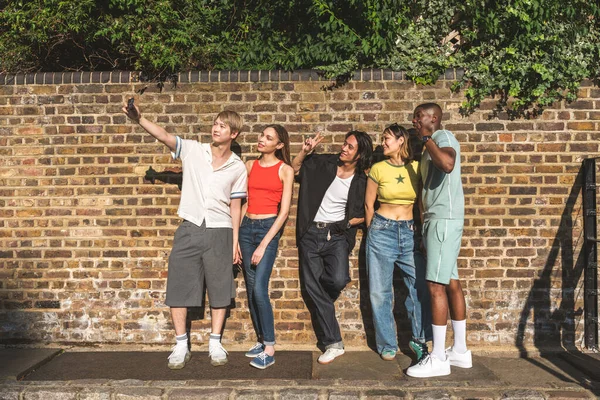 Мультирасовая Группа Счастливых Молодых Друзей Объединяющихся Лондоне Мультиэтнические Студенты Подростки — стоковое фото