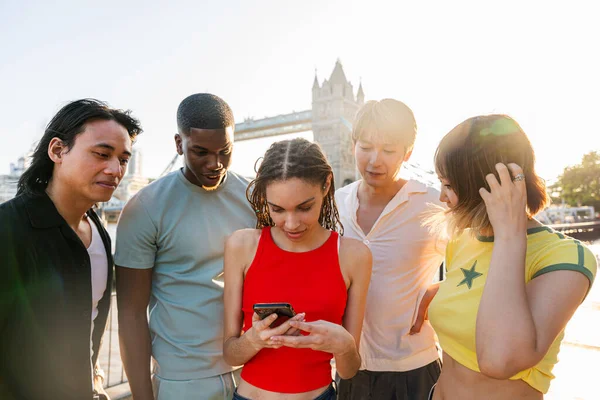 Grupo Multirracial Jovens Amigos Felizes Unindo Cidade Londres Reunião Estudantes — Fotografia de Stock